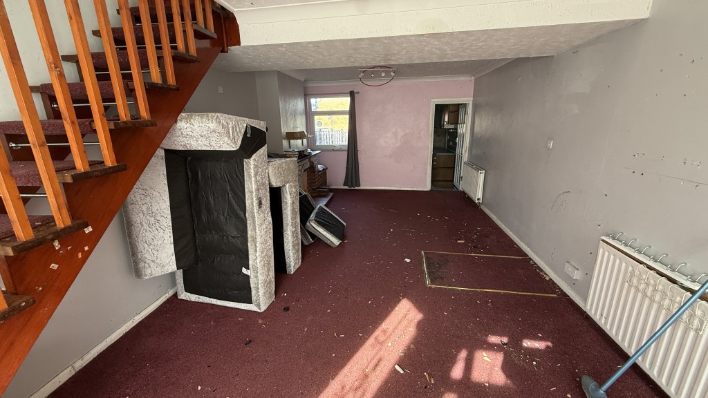 Lot: 132 - HOUSE REQUIRING REDECORATION AND LIGHT REFURBISHMENT - Internal image of living room